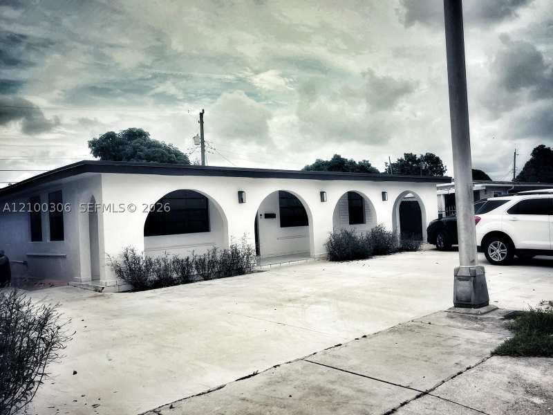 5 bedroom SingleFamilyResidence at 351 W 36th St, Carole Anne Park, Hialeah — photo 1