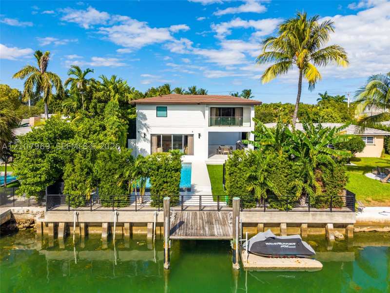 5 bedroom SingleFamilyResidence at 710 S Shore Dr, Normandy Golf Course, Miami Beach — photo 1