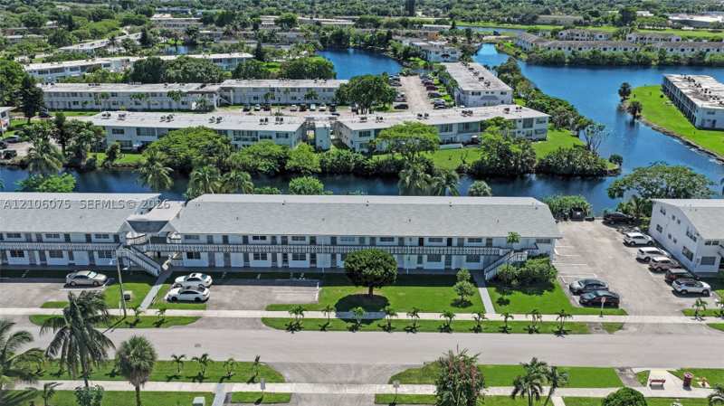 2 bedroom Condominium at 52 NE 204th St 8, Ro-Mont Gardens Andover C, Miami Gardens — photo 1
