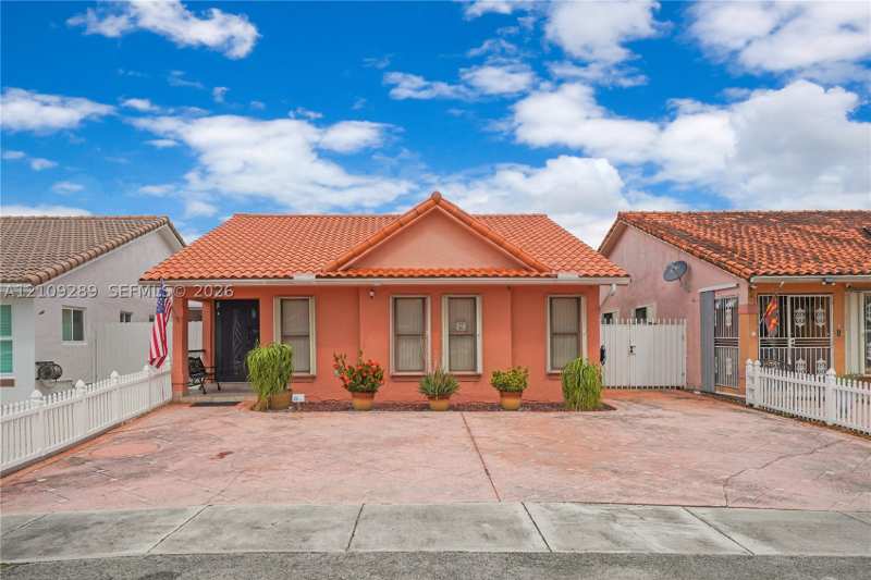 3 bedroom SingleFamilyResidence at 10241 NW 125th St, Gardens Of El Jardin Sec, Hialeah Gardens — photo 1