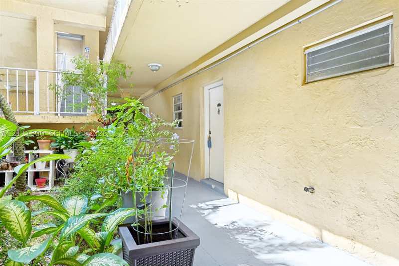 1 bedroom Condominium at 5400 SW 77th Ct 1J, Miller Lake Condo, Miami — photo 1