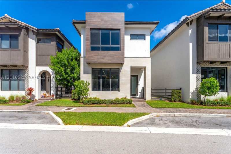 4 bedroom SingleFamilyResidence at 8061 NW 42nd St, Canarias East, Doral — photo 1