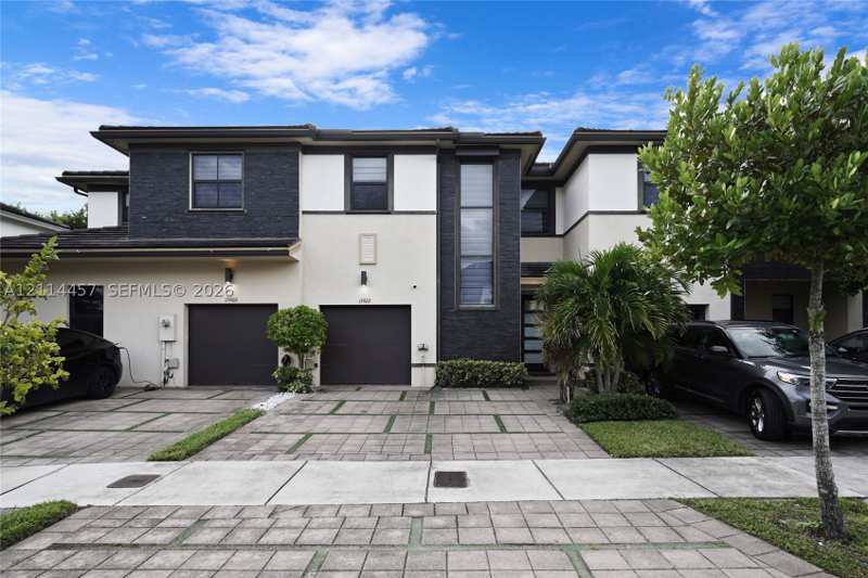 3 bedroom Townhouse at 15922 NW 91st Ct, Dunnwoody Lake, Miami Lakes — photo 1