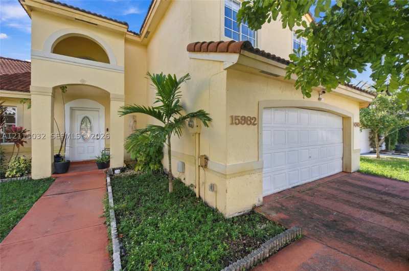 4 bedroom SingleFamilyResidence at 15982 SW 73rd St, Heftler Homes At Lago Mar, Miami — photo 1