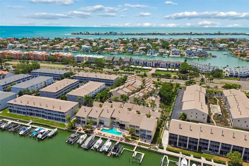 4 bedroom Townhouse at 487 Pinellas Bayway #207, Bridgewater Twnhms, St Petersburg — photo 1