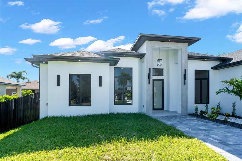 3 bedroom Single Family Residence at 129 SW 34th Avenue, Cape Coral, Cape Coral — photo 1
