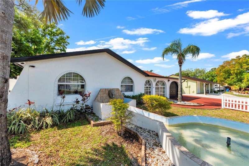 4 bedroom Single Family Residence at 9043 Hickory Circle, Townn Country Park Unit 55, Tampa — photo 1