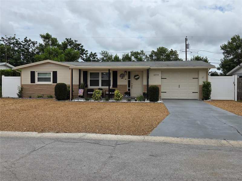 2 bedroom Single Family Residence at 4834 Gaslight Avenue, Crest Ridge Gardens, Holiday — photo 1
