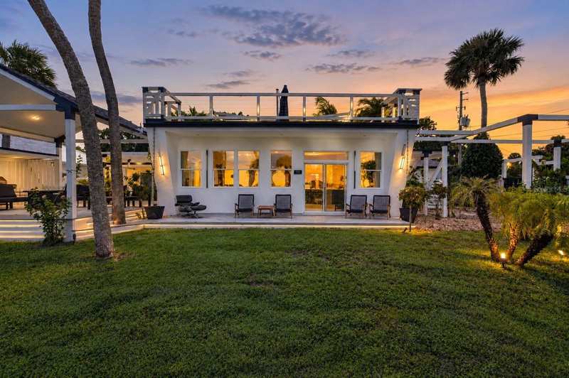 3 bedroom Single Family Residence at 500 S Riverside Drive, Hawks Park Co, Edgewater — photo 1