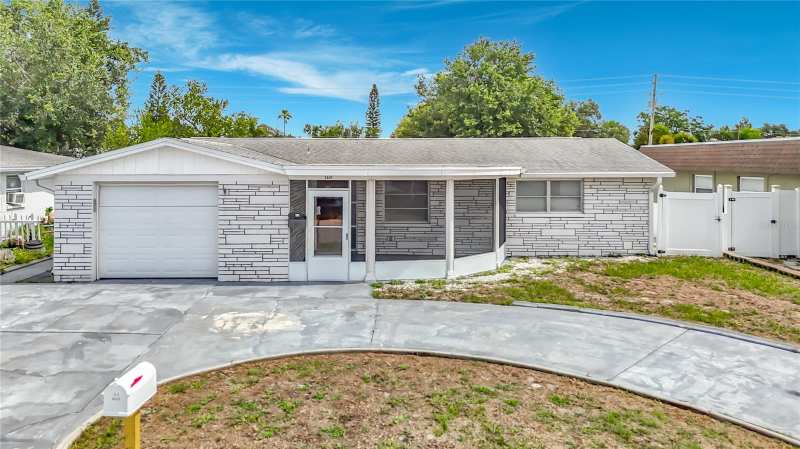 2 bedroom Single Family Residence at 3441 Eisenhower Drive, Aloha Gardens, Holiday — photo 1