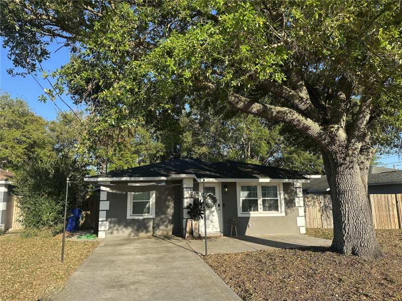 2 bedroom Single Family Residence at 806 N Joanna Avenue, Tavares Barksdales Sub, Tavares — photo 1