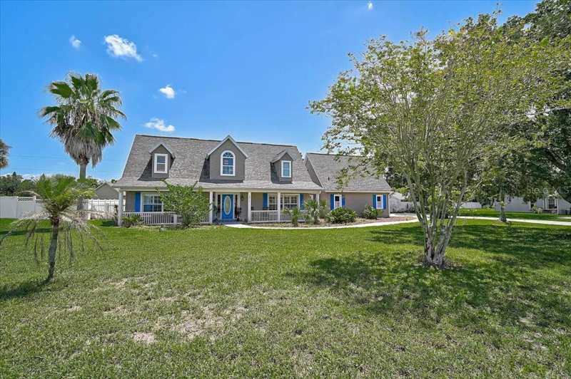 3 bedroom Single Family Residence at 8814 Riverlachen Way, Riverlachen, Riverview — photo 1