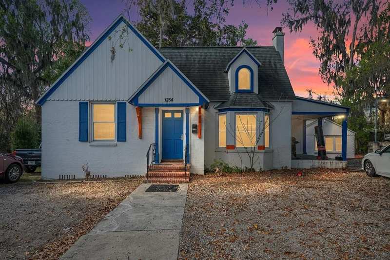 6 bedroom Single Family Residence at 1254 SW 9th Road, Livingstons Add, Gainesville — photo 1