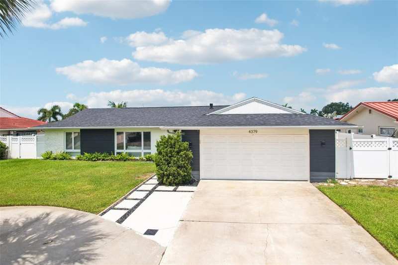 4 bedroom Single Family Residence at 4379 44th Street, Broadwater Unit 2 Blk P, St Petersburg — photo 1