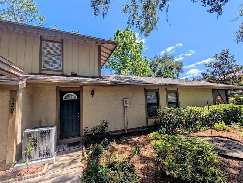 3 bedroom Townhouse at 3205 Deer Court, Buckhorn Creek Unit 1, Brandon — photo 1