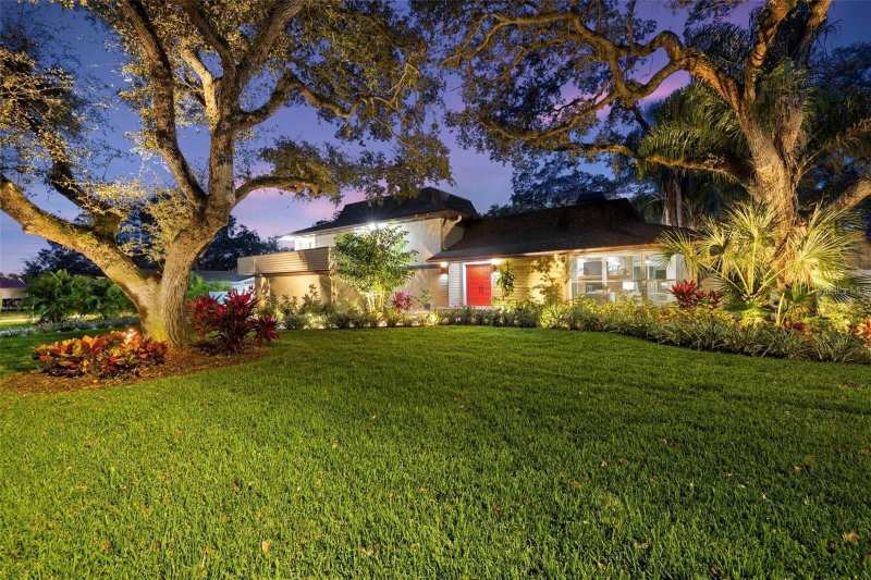 5 bedroom Single Family Residence at 1584 Oak Lane, Belleair Grove 1st Add, Clearwater — photo 1