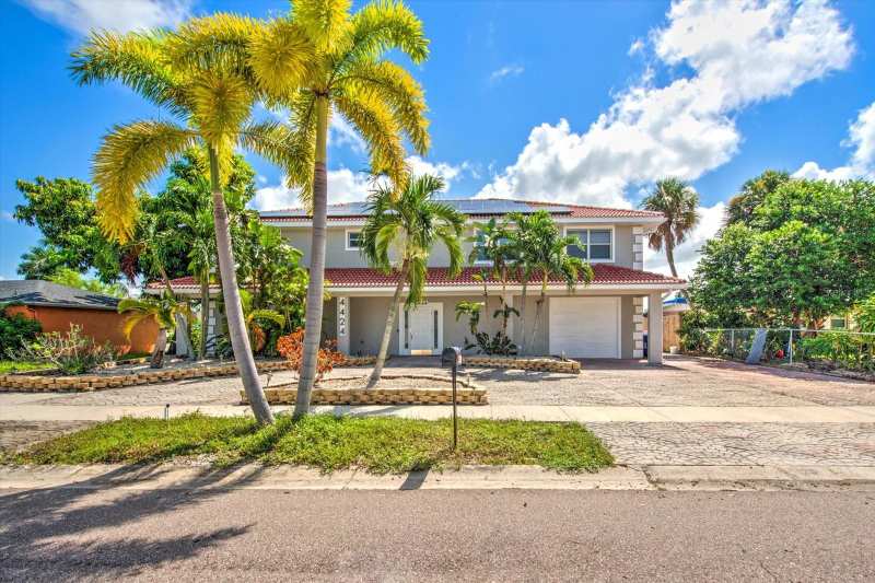 6 bedroom Single Family Residence at 4424 N Canal Circle, Waterway Estates, North Fort Myers — photo 1