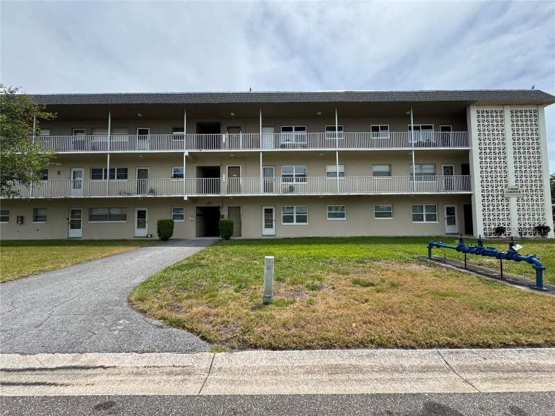 2 bedroom Condominium at 5720 13th Avenue #106B, Tyrone Garden Apts Condo, St Petersburg — photo 1