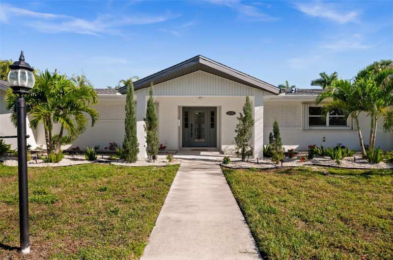 4 bedroom Single Family Residence at 625 W Olympia Avenue, Punta Gorda, Punta Gorda — photo 1