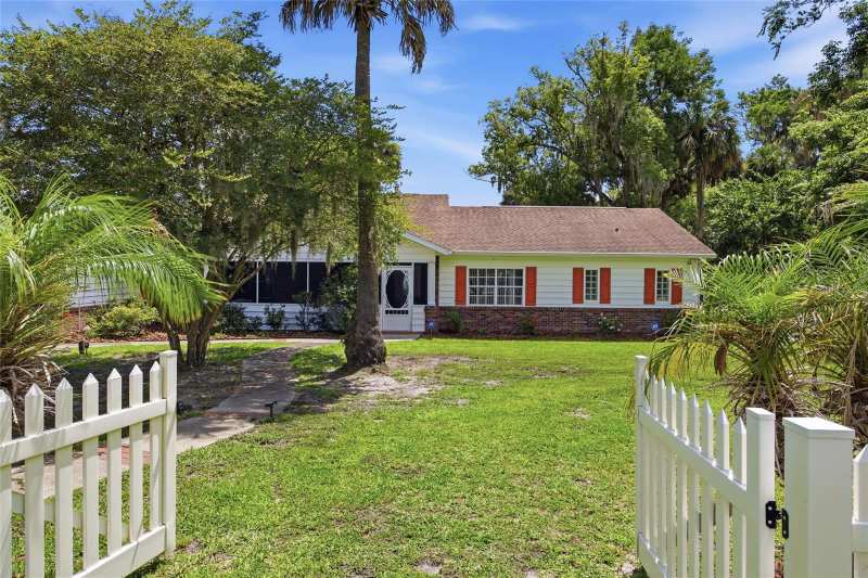 3 bedroom Single Family Residence at 1100 N Palmetto Street, Acreage & Unrec, Leesburg — photo 1