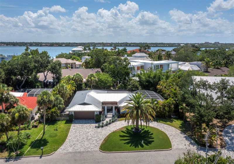 3 bedroom Single Family Residence at 622 Tropical Circle, Siesta Beach, Sarasota — photo 1