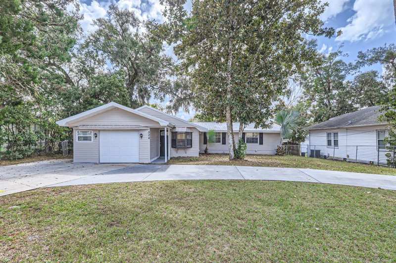 4 bedroom Single Family Residence at 524 E Church Street, Shermans S 01/2 Blk 132 Deland, Deland — photo 1
