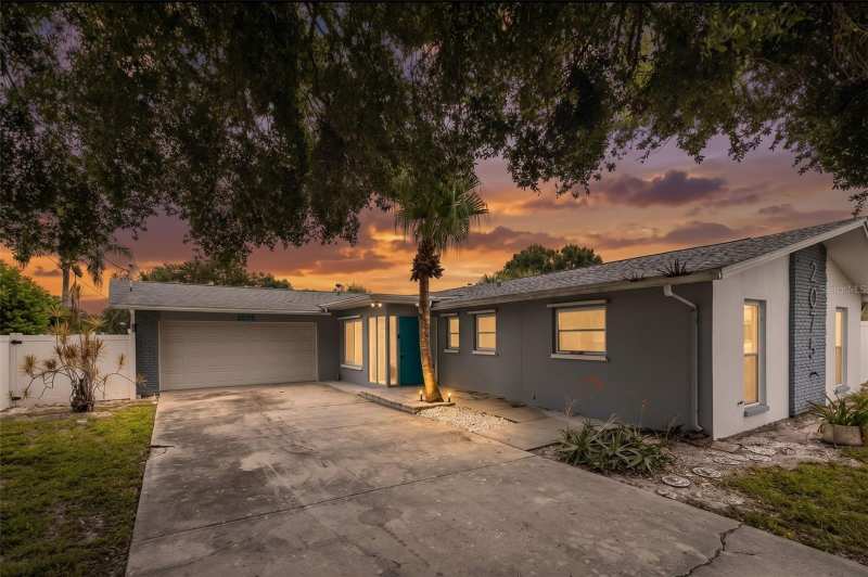 4 bedroom Single Family Residence at 2075 N Keene Road, Montclair Lake Estates, Clearwater — photo 1