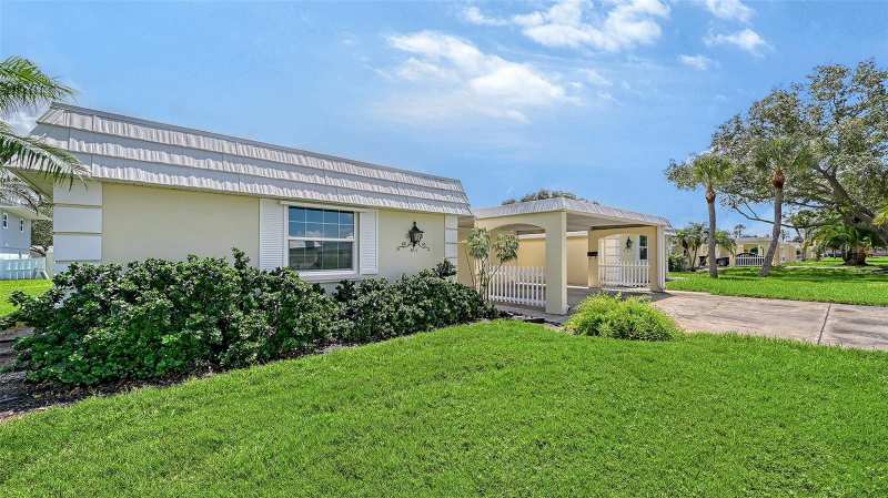 2 bedroom Condominium at 5911 Tidewood Avenue #3, Baywood Colony Sec 1, Sarasota — photo 1