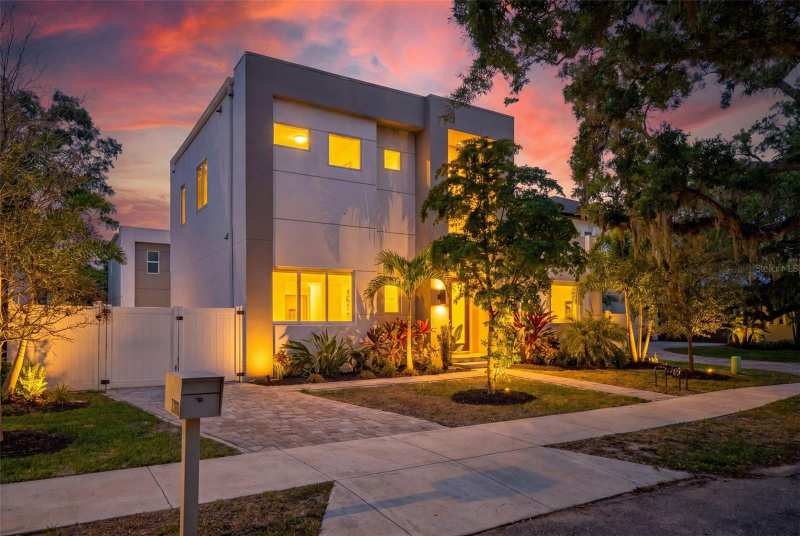 6 bedroom Single Family Residence at 2430 Floyd Street, Rustic Lodge, Sarasota — photo 1