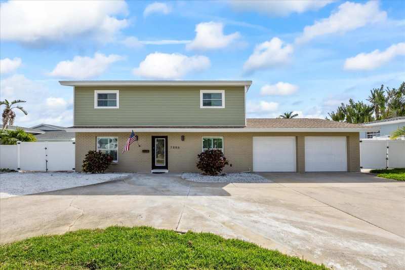 4 bedroom Single Family Residence at 7886 9th Avenue, South Causeway Isle Yacht Club Add, St Petersburg — photo 1