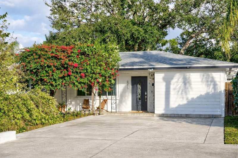 3 bedroom Single Family Residence at 6215 Rodgers Avenue, Denham Acres, Sarasota — photo 1