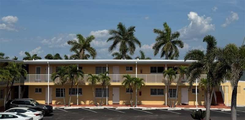 2 bedroom Condo - Hotel at 19417 Gulf Boulevard #E103, Barefoot Beach Resort Of Indian Shores, Indian Rocks Beach — photo 1