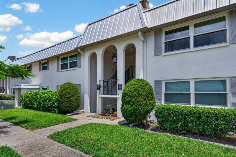 1 bedroom Condominium at 5800 Hollywood Boulevard #112, Baywood Colony Garden Apts, Sarasota — photo 1