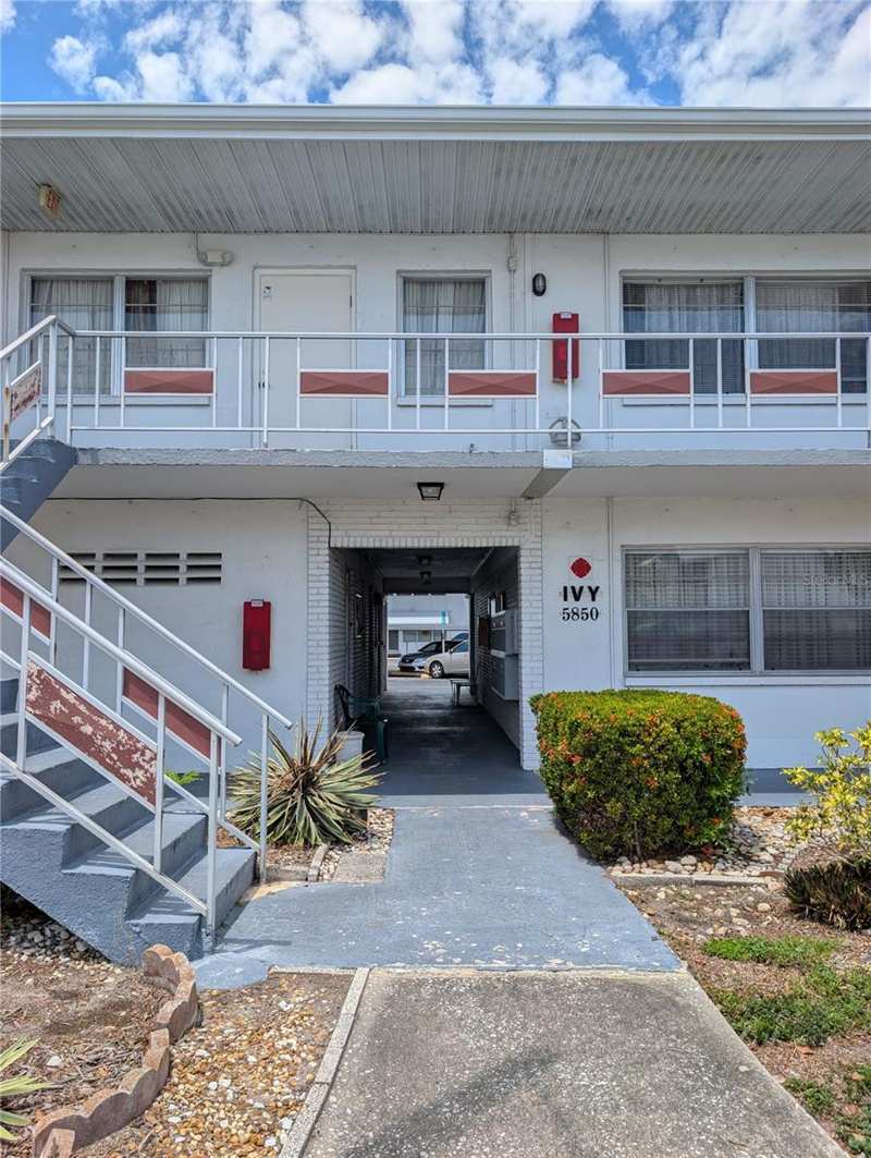 1 bedroom Condominium at 5850 18th Street #7, Town Apts Condo, St Petersburg — photo 1