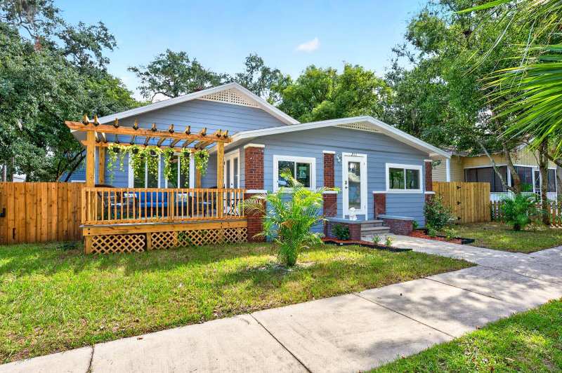 5 bedroom Single Family Residence at 211 S Maple Avenue, Sanford Town Of, Sanford — photo 1