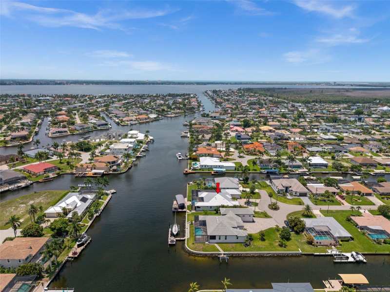 4 bedroom Single Family Residence at 105 SW 52nd Street, Cape Coral, Cape Coral — photo 1