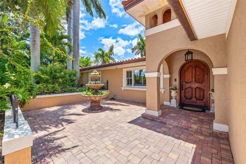 5 bedroom Single Family Residence at 1124 Seville Lane, Eden Shores Sec 10, St Petersburg — photo 1