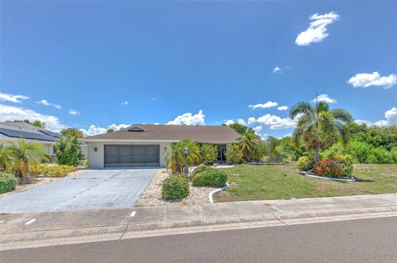 3 bedroom Single Family Residence at 1812 New Bedford Drive, Sun City Center Unit 32B, Sun City Center — photo 1
