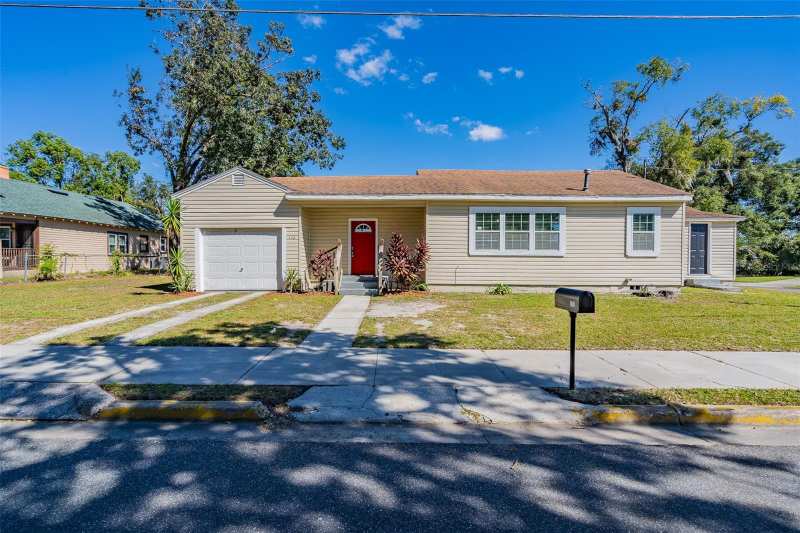 4 bedroom Single Family Residence at 112 S Moss Street, Leesburg Lsbg Realty Cos Add, Leesburg — photo 1