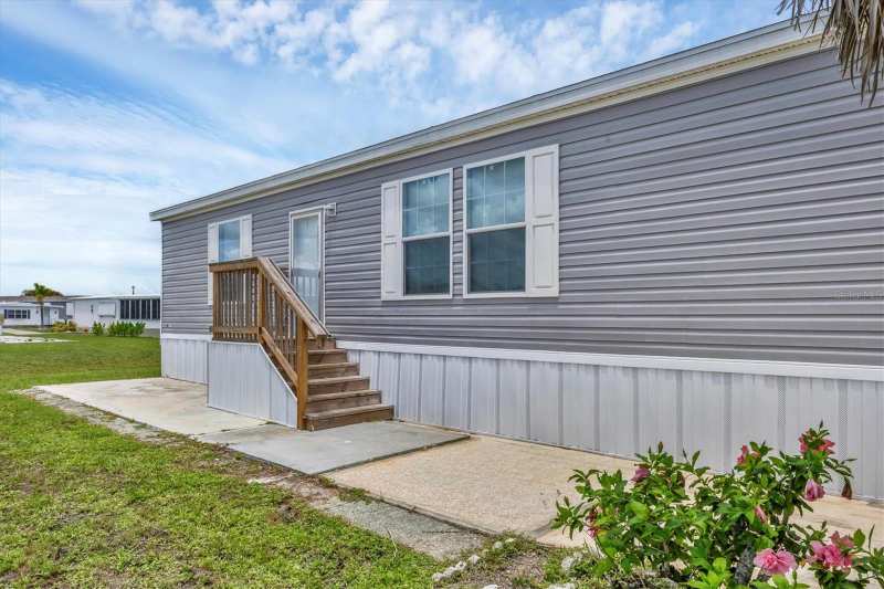 3 bedroom Manufactured Home at 7337 Desant Lane, Village Hol Lake 01, Port Charlotte — photo 1