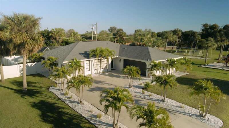 3 bedroom Single Family Residence at 18770 McGrath Circle, Port Charlotte Sec 037, Port Charlotte — photo 1