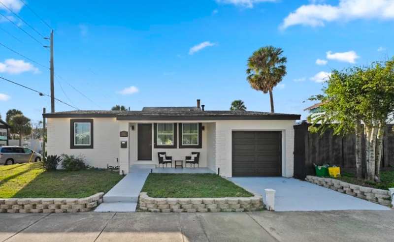 2 bedroom Single Family Residence at 301 N Hollywood Avenue, Memento, Daytona Beach — photo 1
