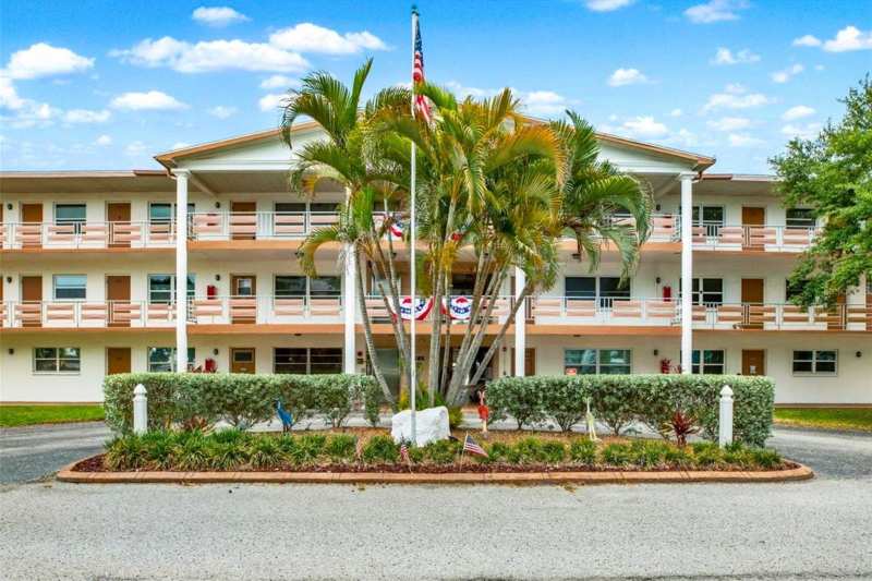 1 bedroom Condominium at 6015 19th Street #302, Town Apts Condo, St Petersburg — photo 1
