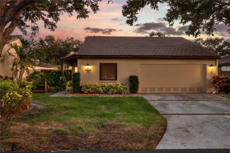 2 bedroom Villa at 3825 Glen Oaks Manor Drive, Glen Oaks Manor Homes, Sarasota — photo 1
