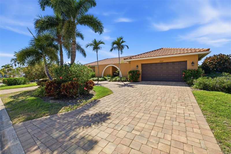 4 bedroom Single Family Residence at 1997 Hawaii Avenue, Venetian Isles, St Petersburg — photo 1