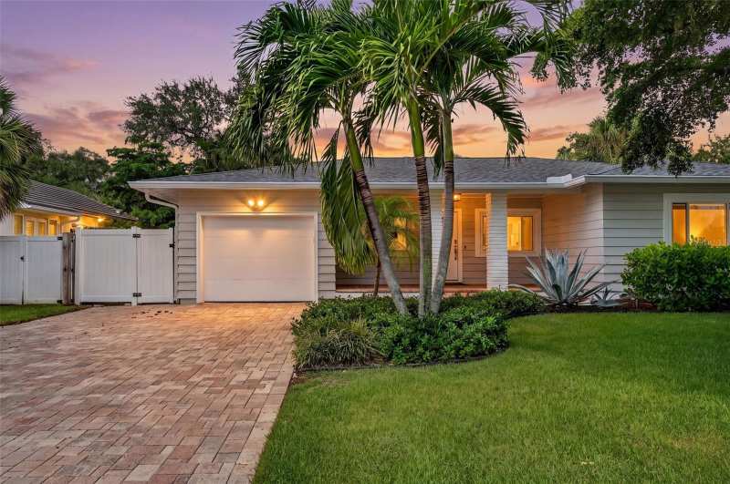 3 bedroom Single Family Residence at 1965 Hibiscus Street, Desota Park, Sarasota — photo 1