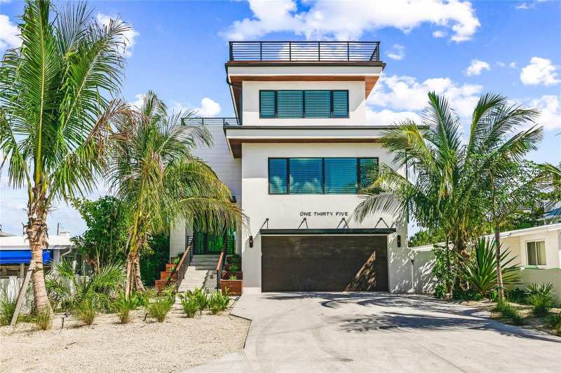 6 bedroom Single Family Residence at 135 Grant Drive, Lido Beach Div B Resub, Sarasota — photo 1