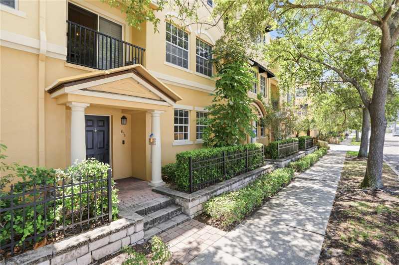 3 bedroom Townhouse at 815 S Fort Harrison Avenue, Murphys Place, Clearwater — photo 1