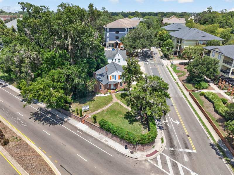 4 bedroom Single Family Residence at 949 SW 13th Street, Livingstons Add, Gainesville — photo 1