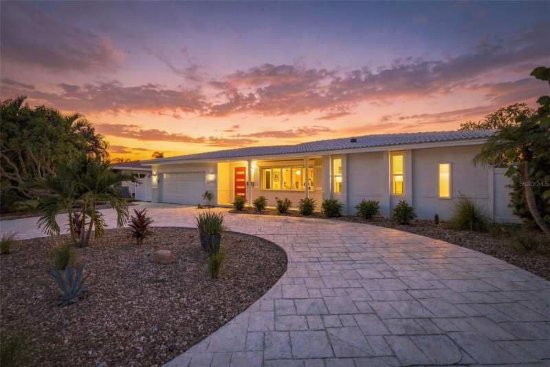 3 bedroom Single Family Residence at 2440 S Shore Drive, Tropical Shores 2nd Add, St Petersburg — photo 1